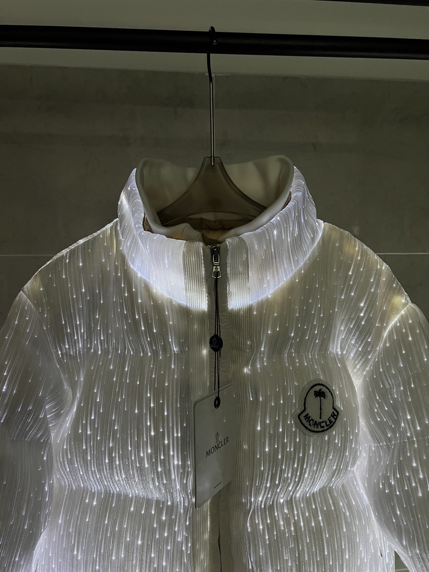 【人気商品】𝐌𝐎𝐍𝐂𝐋𝐄𝐑 新型発光薄型ダウンジャケットMONCLER - 画像 (3)