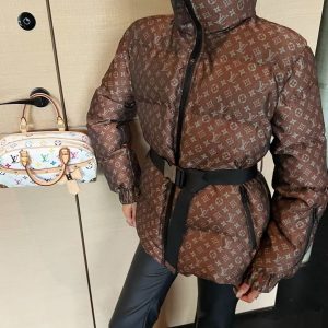 LOUIS VUITTON   ルイ・ヴィトン2025新作入荷スタンドカラーベルト付きダウンジャケット(ホワイトグースダウン)  MONCLER