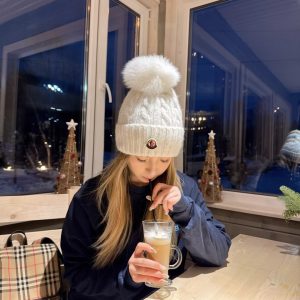 モンクレール新作 フォックスファーボール付きニット帽 Moncler